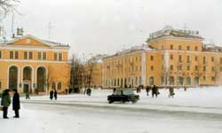 Новоуральск. В 1952 году на первом этаже жилого дома открылся первый “Универмаг”.
